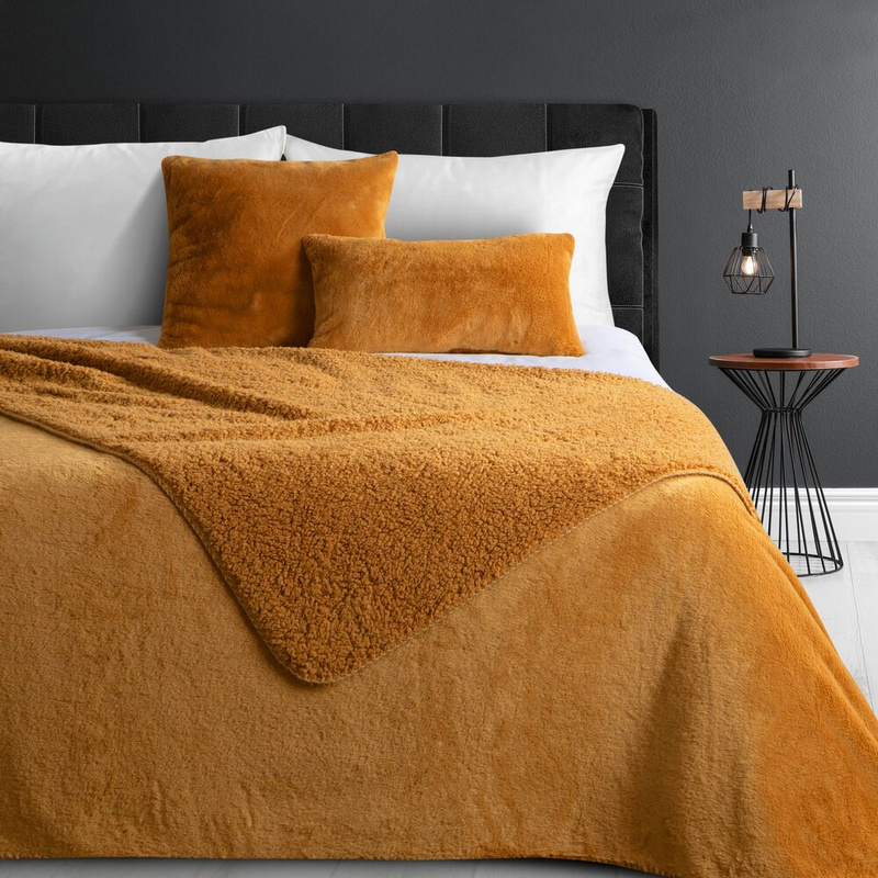Narzuta futrzana 170x210 cm miodowa NIMBA miękka w dotyku na łóżko