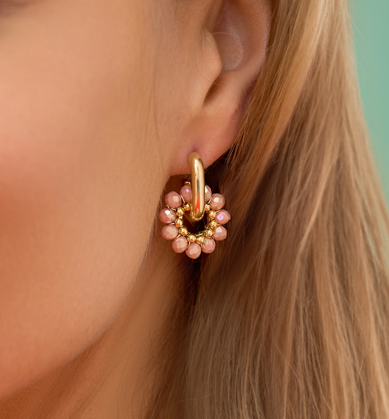 Kolczyki okrągłe małe z brzoskwiniowymi kryształkami KWE0224