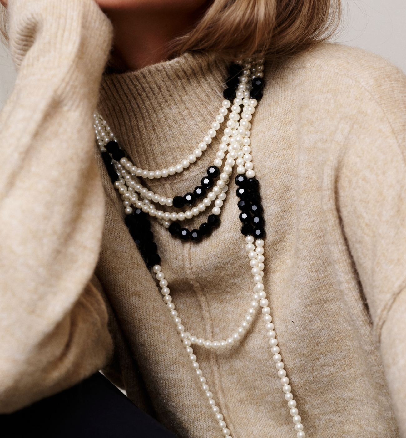 Naszyjnik z perłami i czarnymi koralikami NS0347