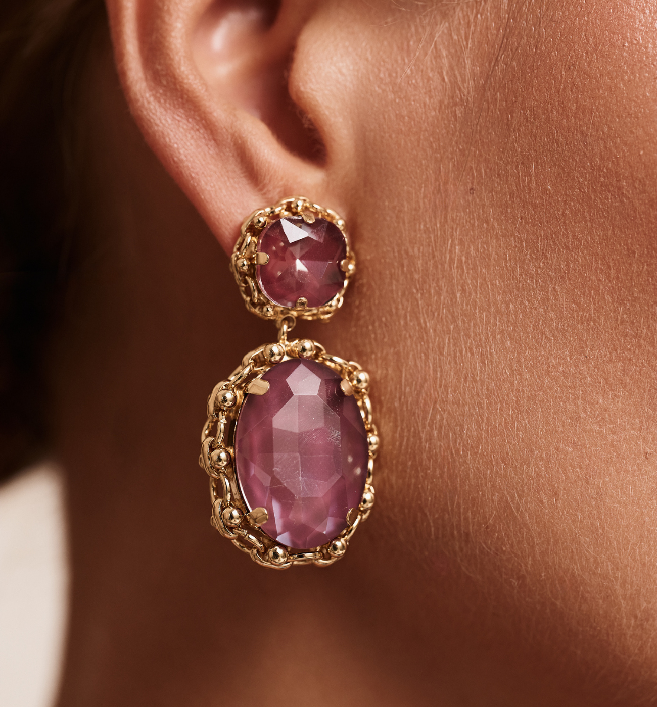 Kolczyki z bordowymi kryształami w złotej oprawie KGA0049