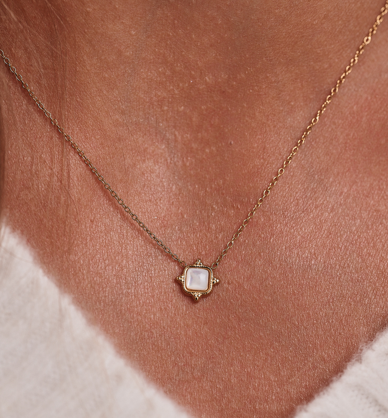 Naszyjnik delikatny złoty z masą perłową NEA0024