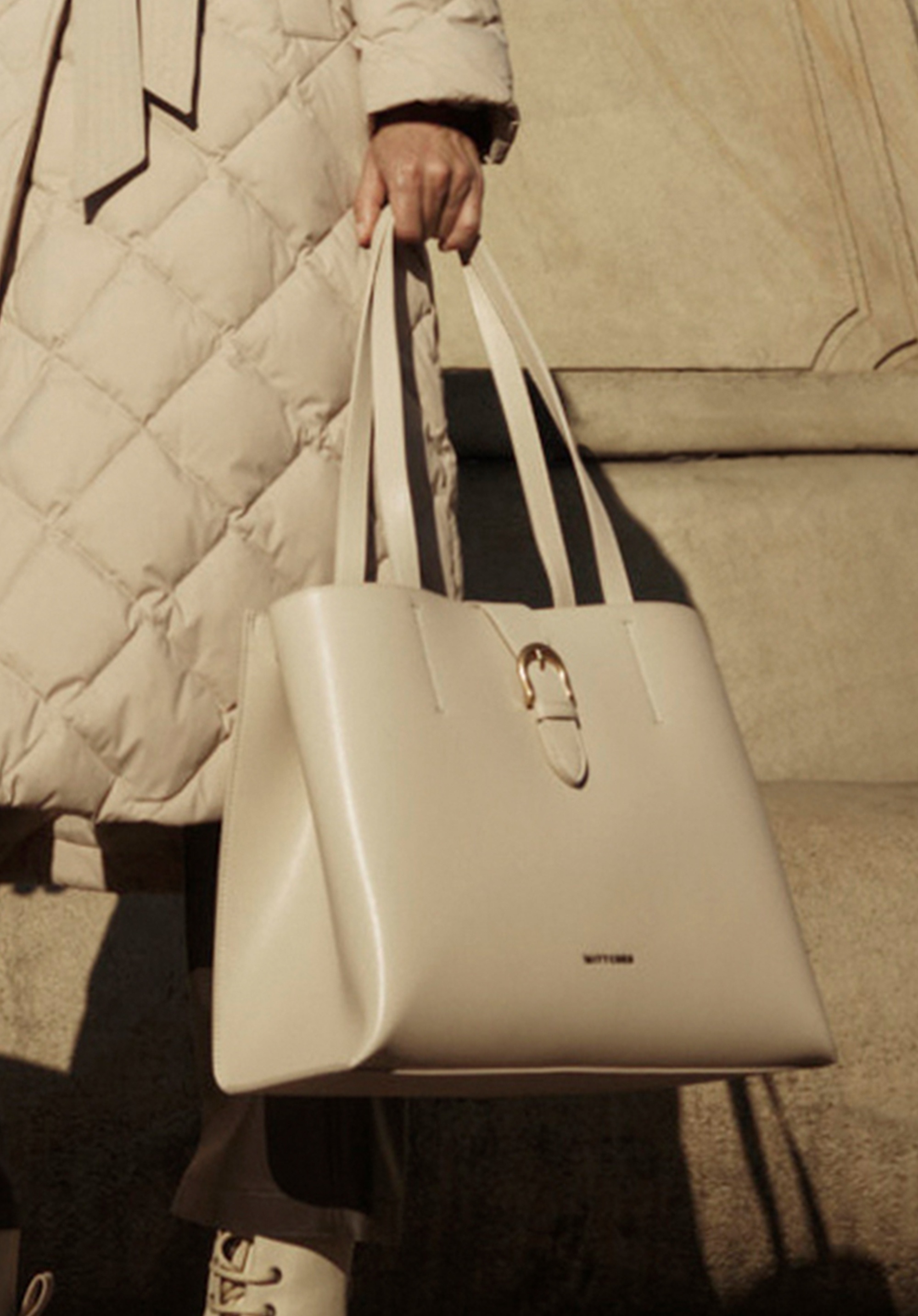 Skórzana shopperka z dekoracyjnym zapięciem kremowa