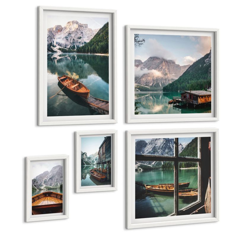 Galeria 5 Obrazów ArtPrintCave (2x50x50+2x20x30+40x60cm) Biała rama Jezioro góry łodzie chata okno 1 kpl.