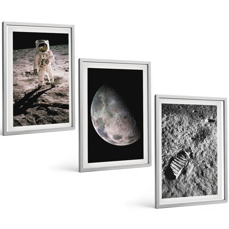 Zestaw 3 Obrazów w Srebrnej Ramie ArtPrintCave 40x60 cm Galeria Ścienna Astronauta Księżyc zdjęcie 1 kpl.