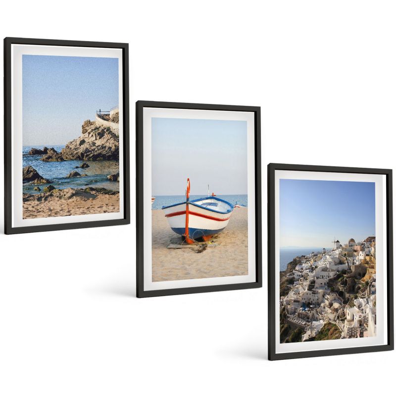 Zestaw 3 Obrazów w Czarnej Ramie ArtPrintCave 40x60 cm Galeria Ścienna Widoki Grecji z łodzią i domami 1 kpl.