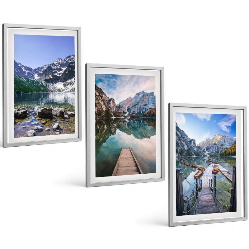 Zestaw 3 Obrazów w Srebrnej Ramie ArtPrintCave 40x60 cm Galeria Ścienna Góry jeziora drewniane pomosty 1 kpl.