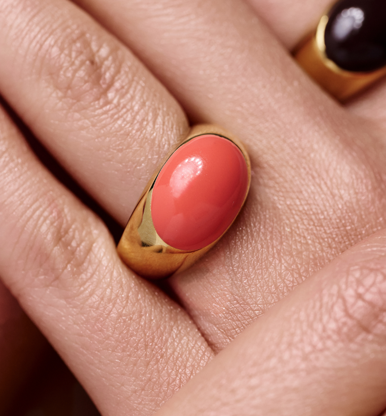 Pierścionek sygnet z koralową emalią - By Dziubeka