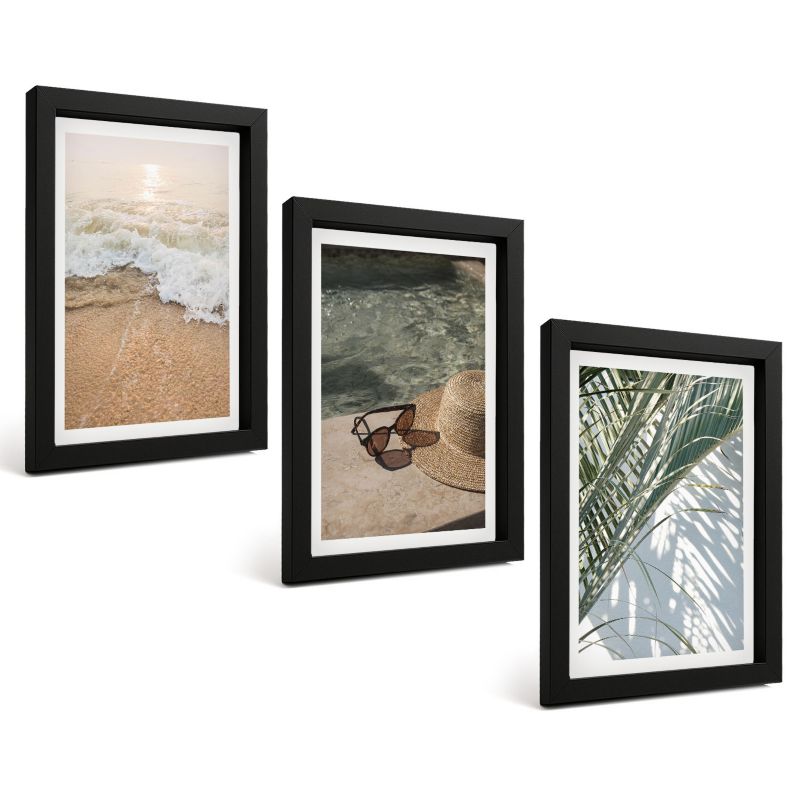 Zestaw 3 Obrazów w Czarnej Ramie ArtPrintCave 20x30 cm Galeria Ścienna Woda plaża kapelusz okulary 1 kpl.