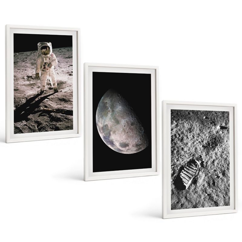 Zestaw 3 Obrazów w Białej Ramie ArtPrintCave 40x60 cm Galeria Ścienna Astronauta Księżyc zdjęcie 1 kpl.