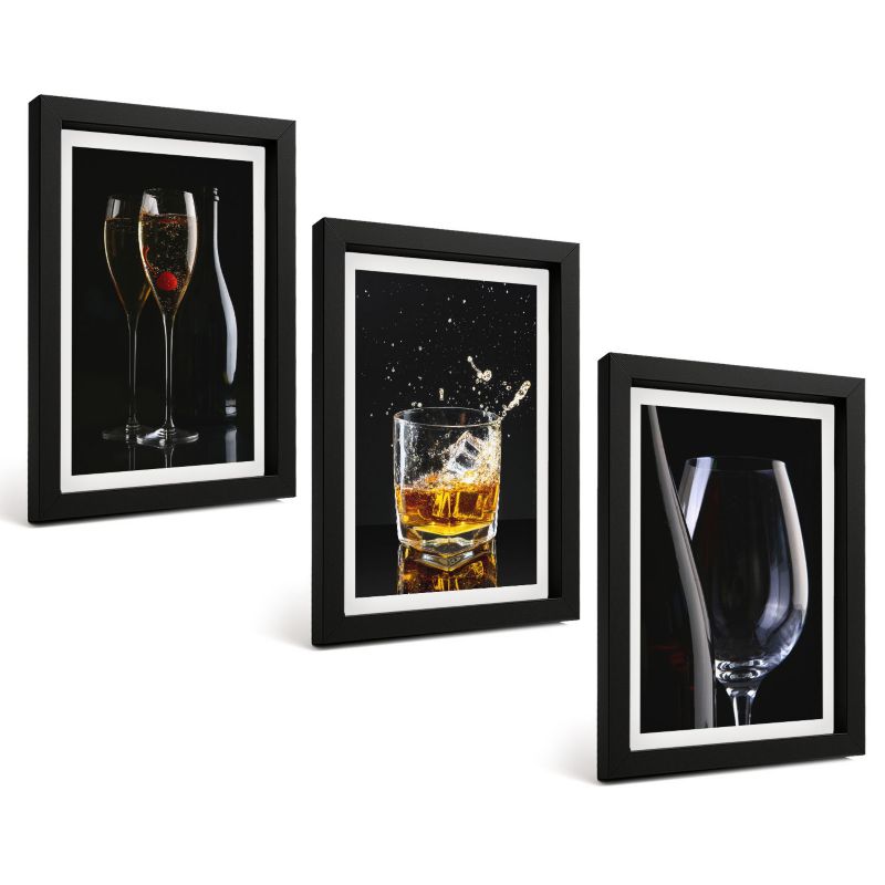 Zestaw 3 Obrazów w Czarnej Ramie ArtPrintCave 20x30 cm Galeria Ścienna Kieliszki wina whisky tło czarne 1 kpl.