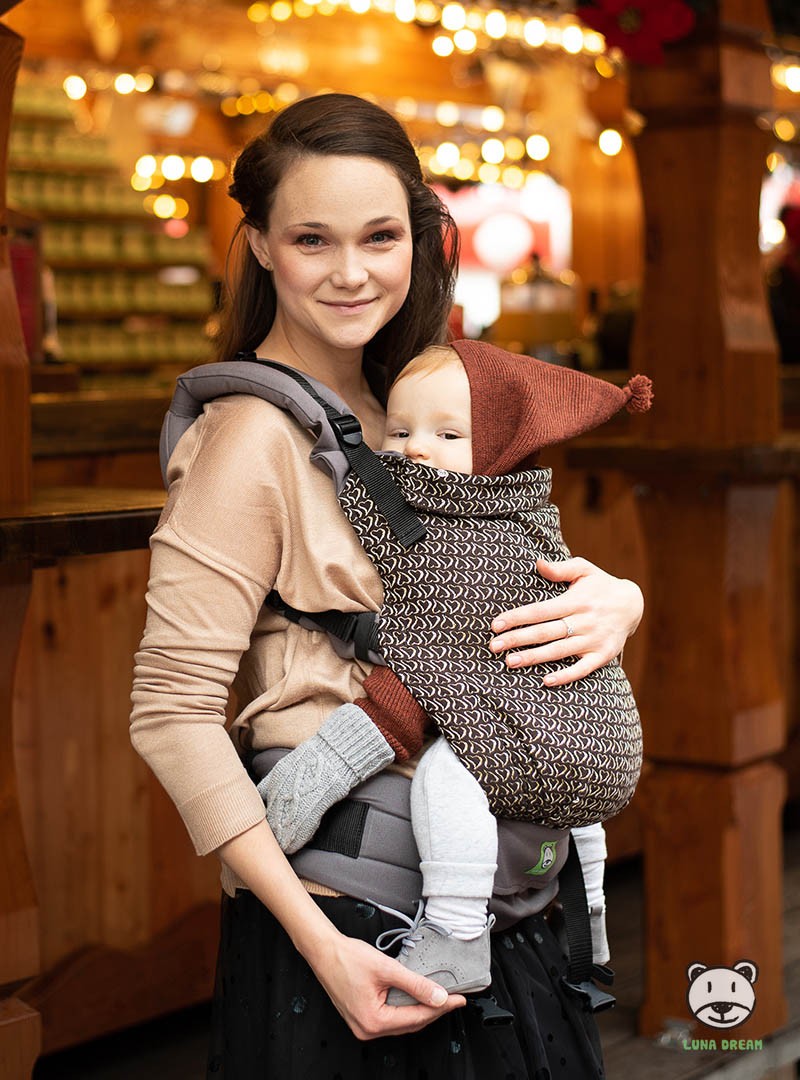 Nosidełko regulowane Grow Up Wrap: Little Hearts Gold - 95% bawełna 5% lurex, splot żakardkowy Z dodatkami