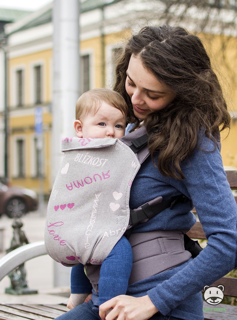 Nosidełko regulowane Grow Up Wrap: Words of Love róż Z dodatkami