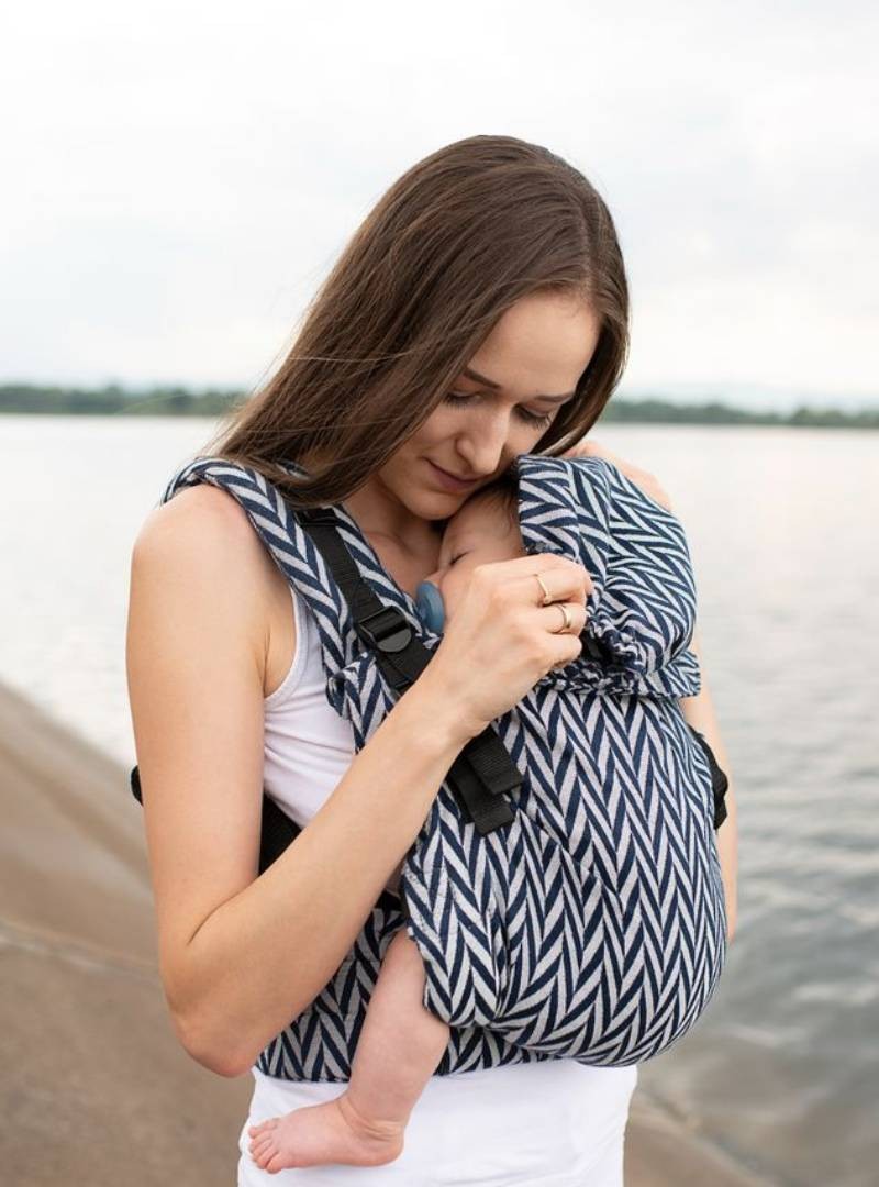 Nosidełko regulowane Grow Up Wrap: Herringbone mono (dark blue) - 75% Bawełna 25% Bambus, splot żakardowy Podstawowy
