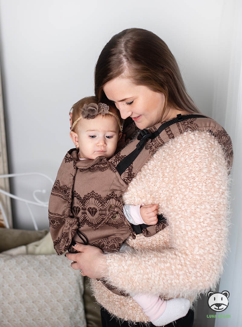 Nosidełko regulowane Multi Size: Diamond Lace Cappuccino, 100% bawełna, splot żakardowy Z dodatkami