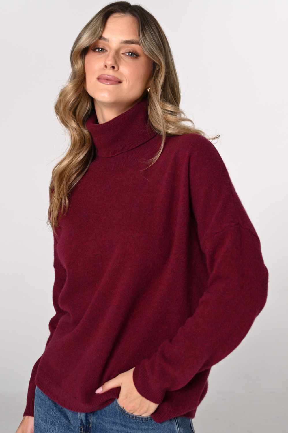 Lillow - Sweter ELLA z golfem z wełny merino – bordo - Uszyto w Polsce