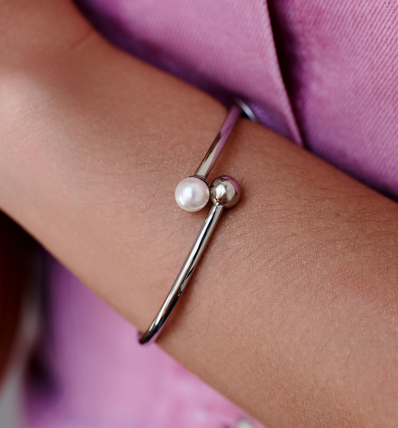 Bransoletka srebrna obręcz z perłą Tissia BSA0416