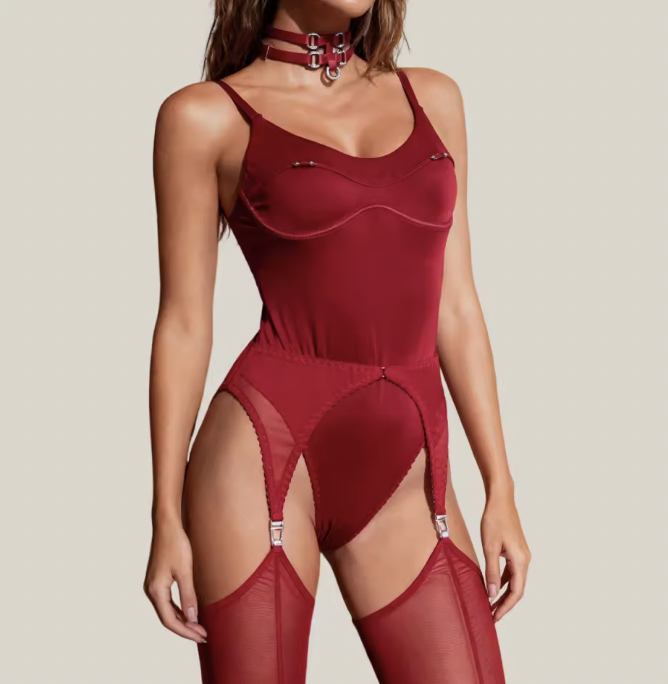 Zmysłowe body damskie z dodatkami 526